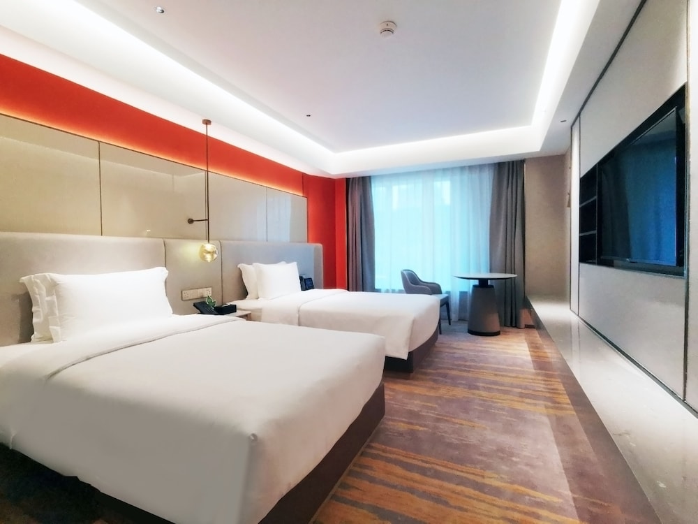 Design Twin Room (2 Large Twin Beds)