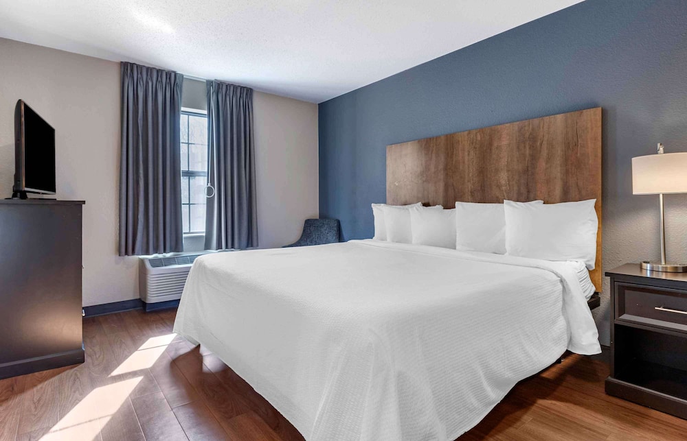 Suite, 1 King Bed, Accessible, Non Smoking (1 Bedroom) - Photo 1