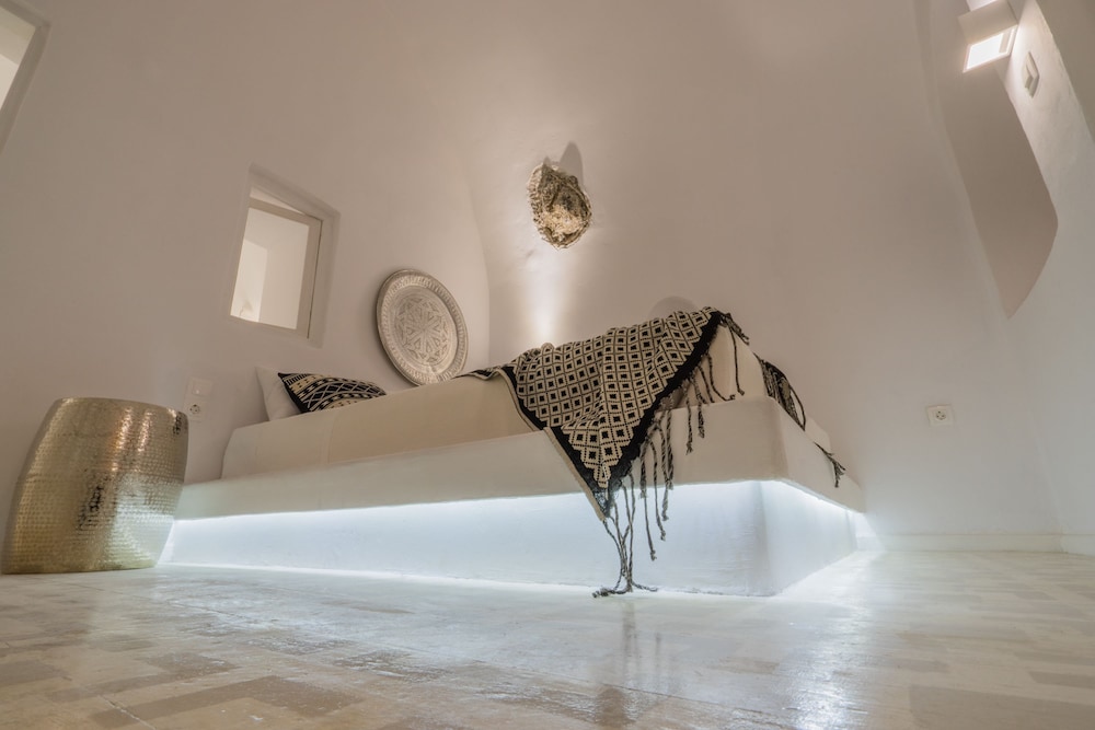 Earth Suite with Outdoor heated Jacuzzi & Caldera View photo 2