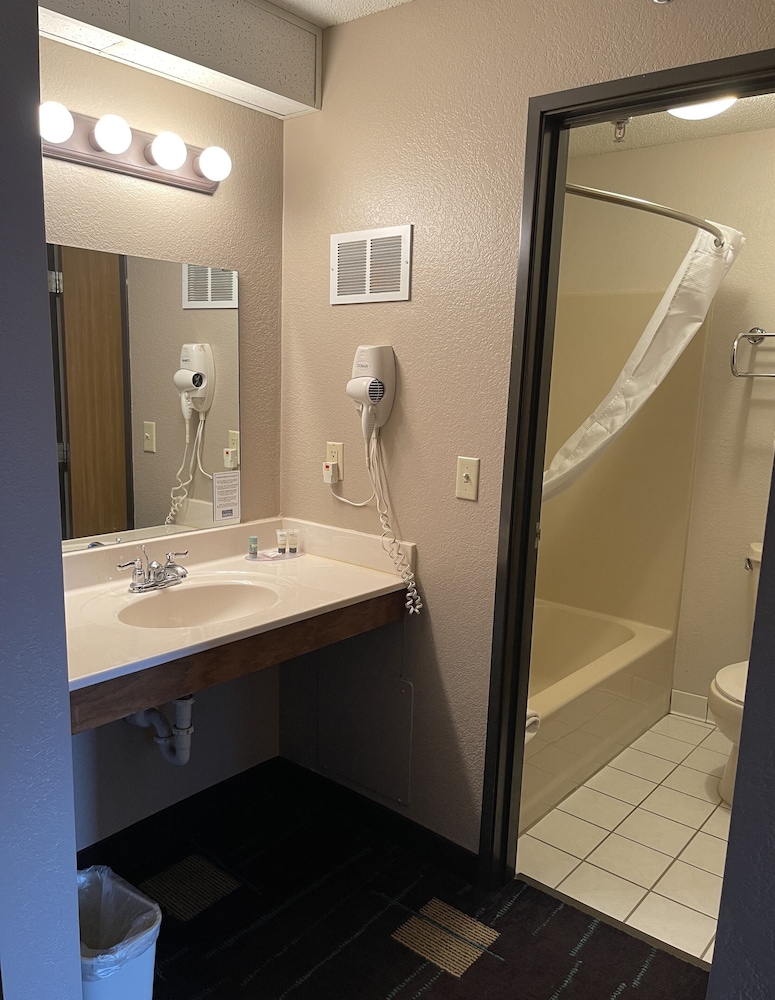 1 King Bed, Jacuzzi Suite, NO PETS, Non-Smoking photo 3