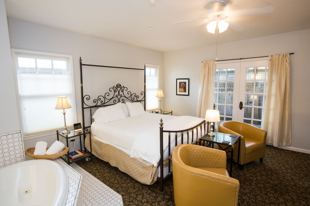 Deluxe Room, 1 King Bed, Non Smoking photo 3
