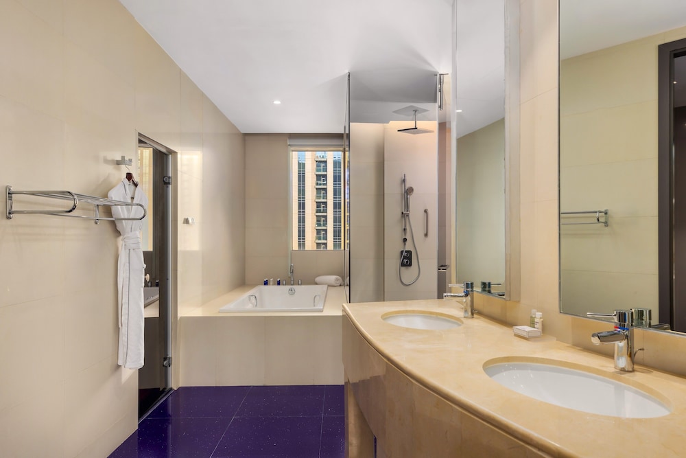 Elite Penthouse, 1 King Bed thumbnail 6