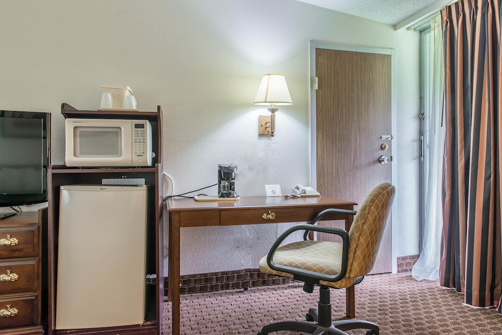 Standard Room, 1 King Bed, Non Smoking - Photo 5