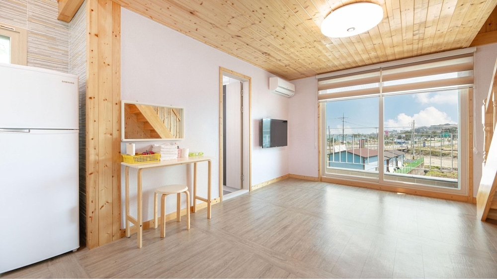 Basic Room, 1 Bedroom (Sun 303 (All-Season BBQ, 2 Beds)) - Photo 4