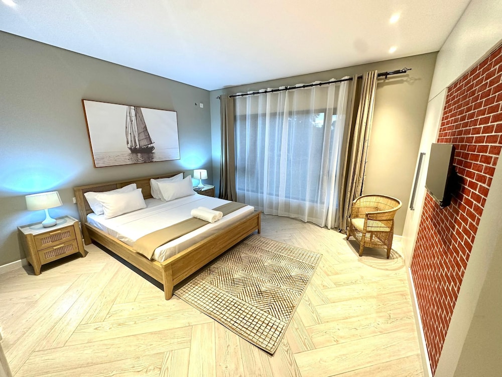 Deluxe Room, 1 King Bed, Private Bathroom