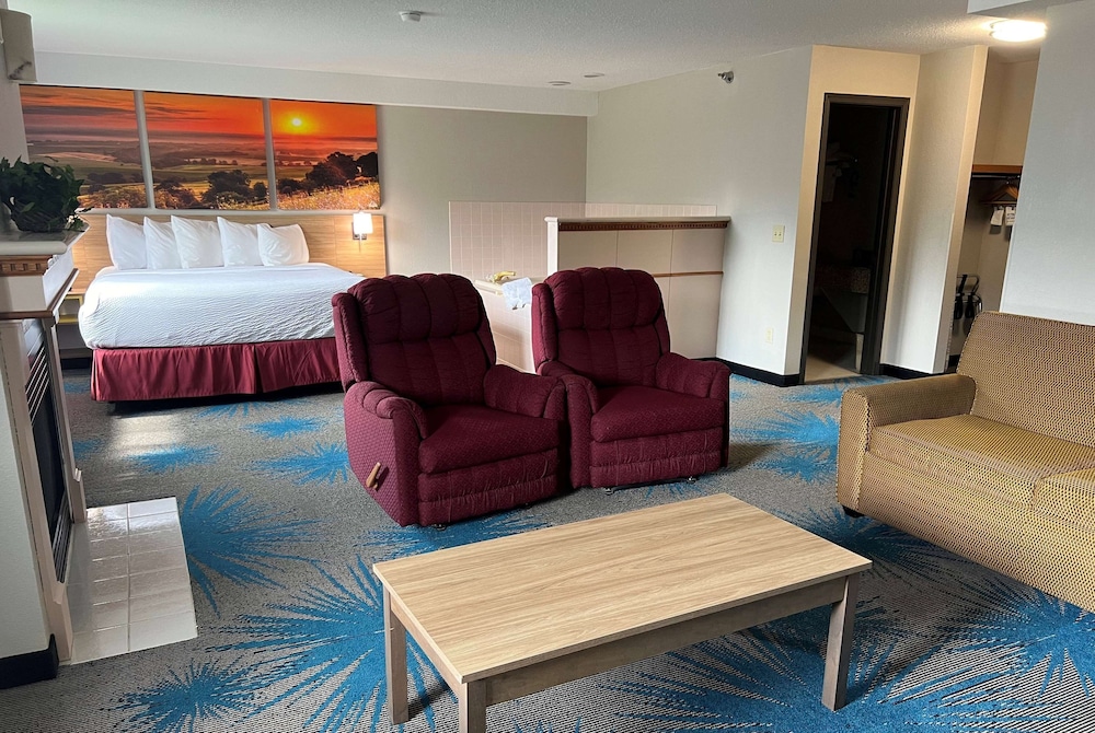 Suite, 1 King Bed, Jetted Tub - Photo 2