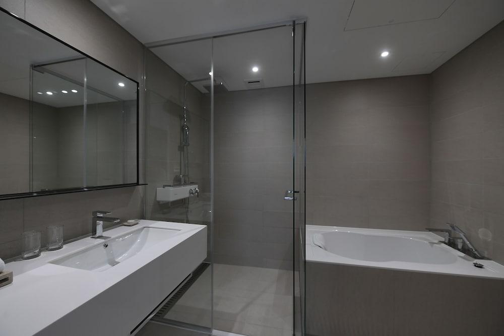 Junior Suite, 1 King Bed - Photo 4