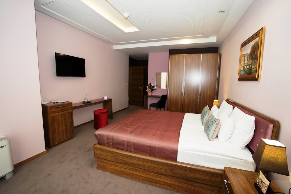 Comfort Double Room, 1 King Bed, City View, Corner