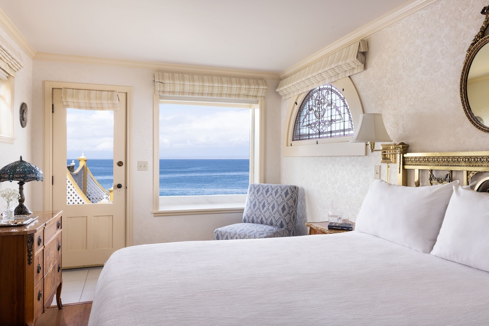Luxury Room, 1 Queen Bed, Partial Sea View