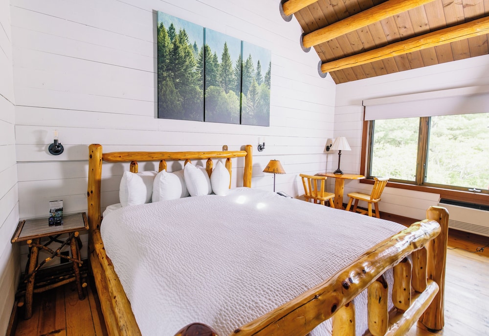 Lodge Loft Room, 1 King and 1 Queen Bed, Forest View photo 2