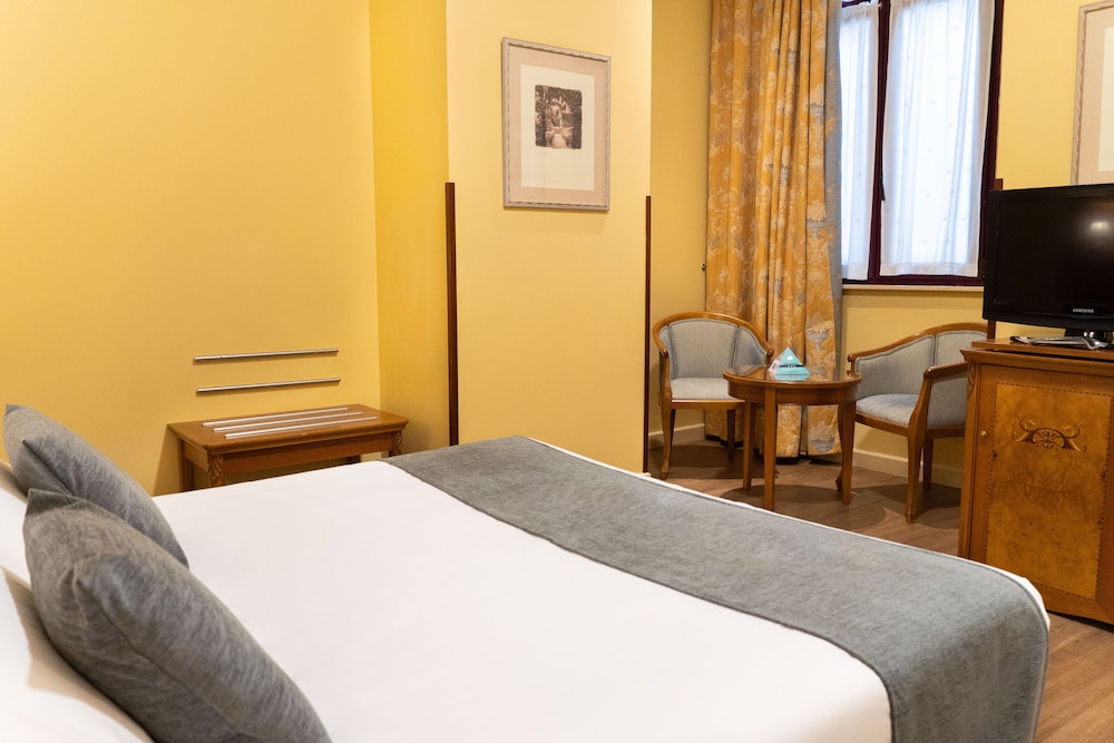Economy Double Room - Photo 8