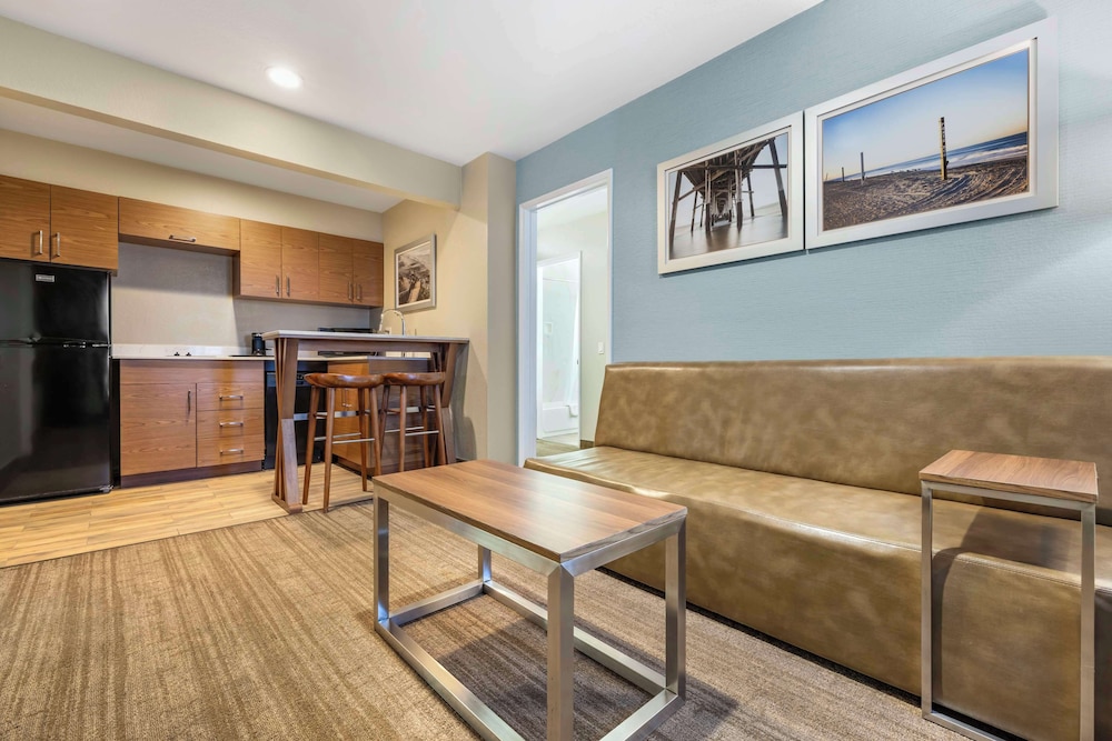 Suite, 2 Double Beds, Non Smoking, Kitchen (1st Fl;Pet Friendly;FWY Side, FK) - Photo 2