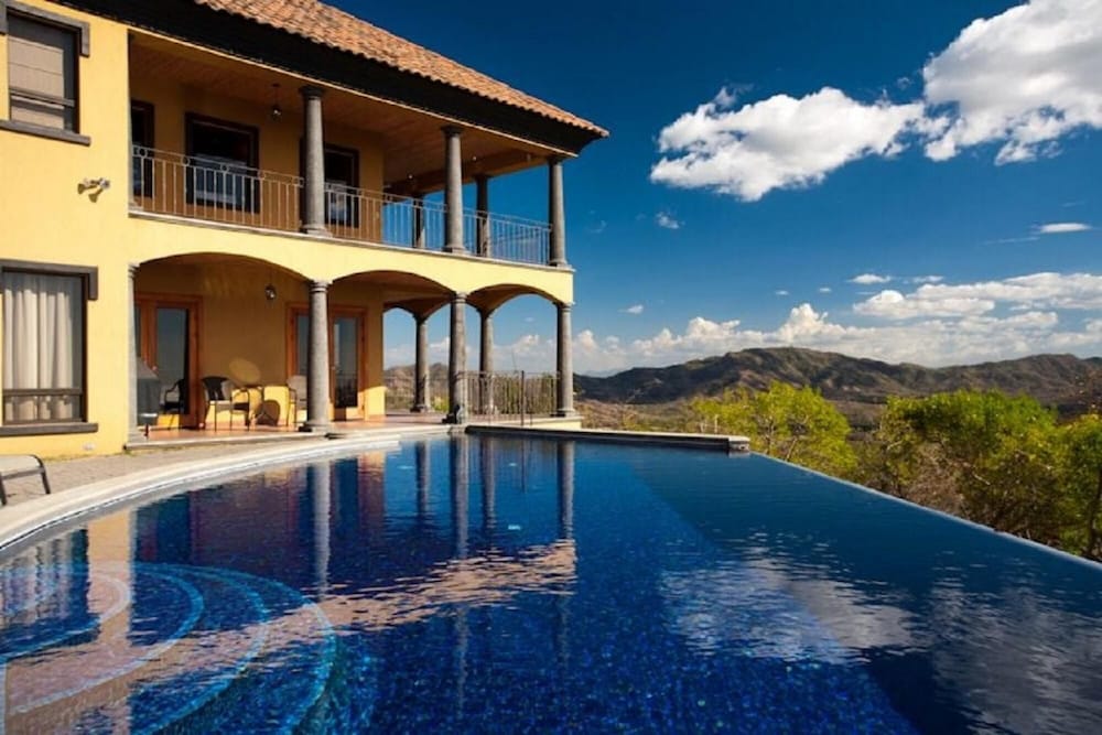 Villa photo 1