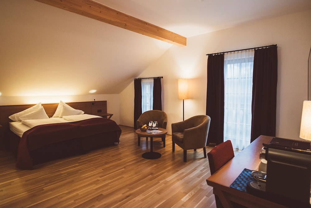 Superior Double Room (Lake View, German Twin Beds) - Photo 11