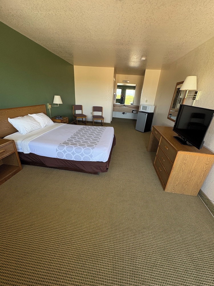 Standard Room, 1 Queen Bed, Non Smoking - Photo 2