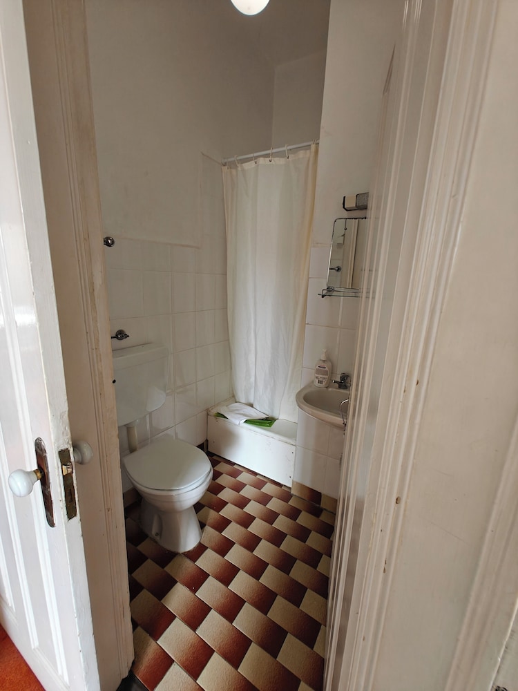 Economy Triple Room photo 2