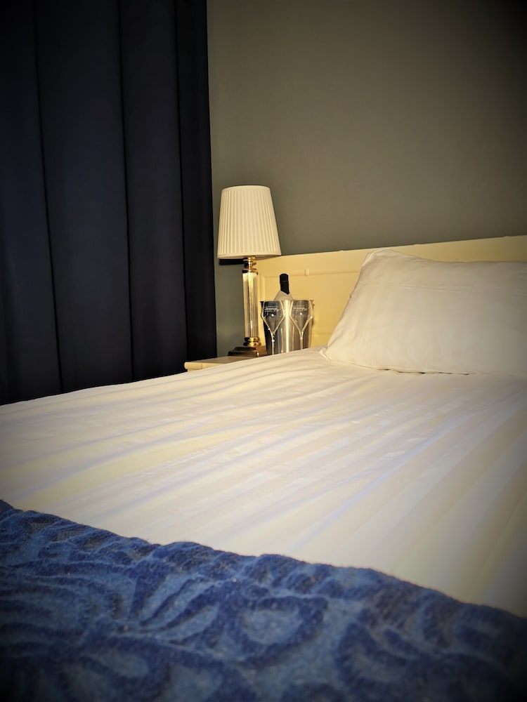 Standard Room, 1 Double Bed, Non Smoking (Small Room) photo 2