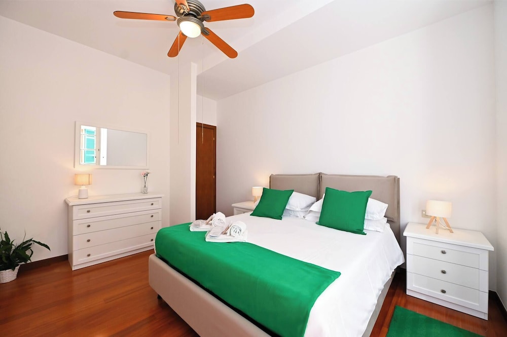 One & Only Lake View Apartment in Central Como, Photo 15