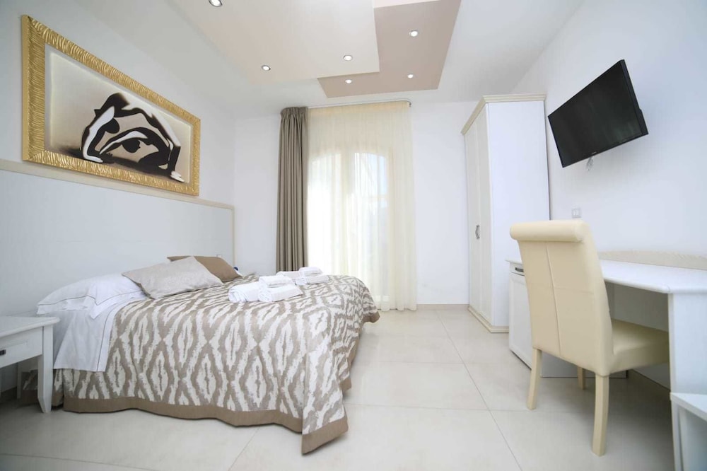 Deluxe Double Room, 1 Queen Bed, Partial Sea View