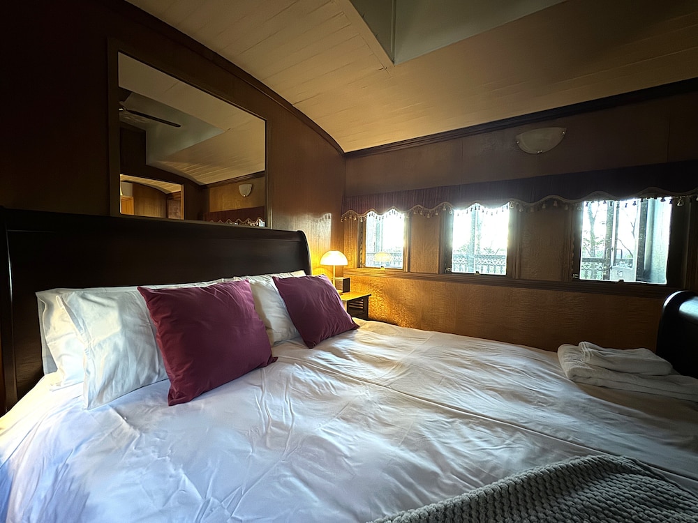 Deluxe Cabin, 1 Queen Bed, Balcony, Mountain View photo 2