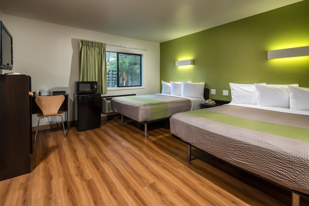 Deluxe Room, 2 Queen Beds, Smoking, Refrigerator & Microwave photo 2