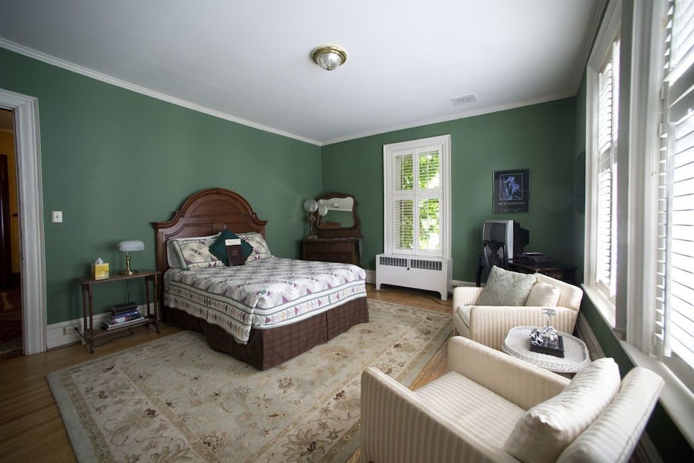 Room 1 - Green Room (private bathroom across the hall) photo 1