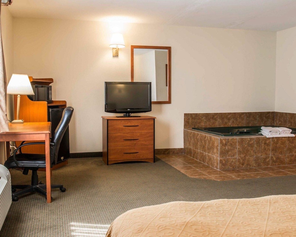 Standard Room, 1 King Bed, Non Smoking (First Floor) - Photo 2