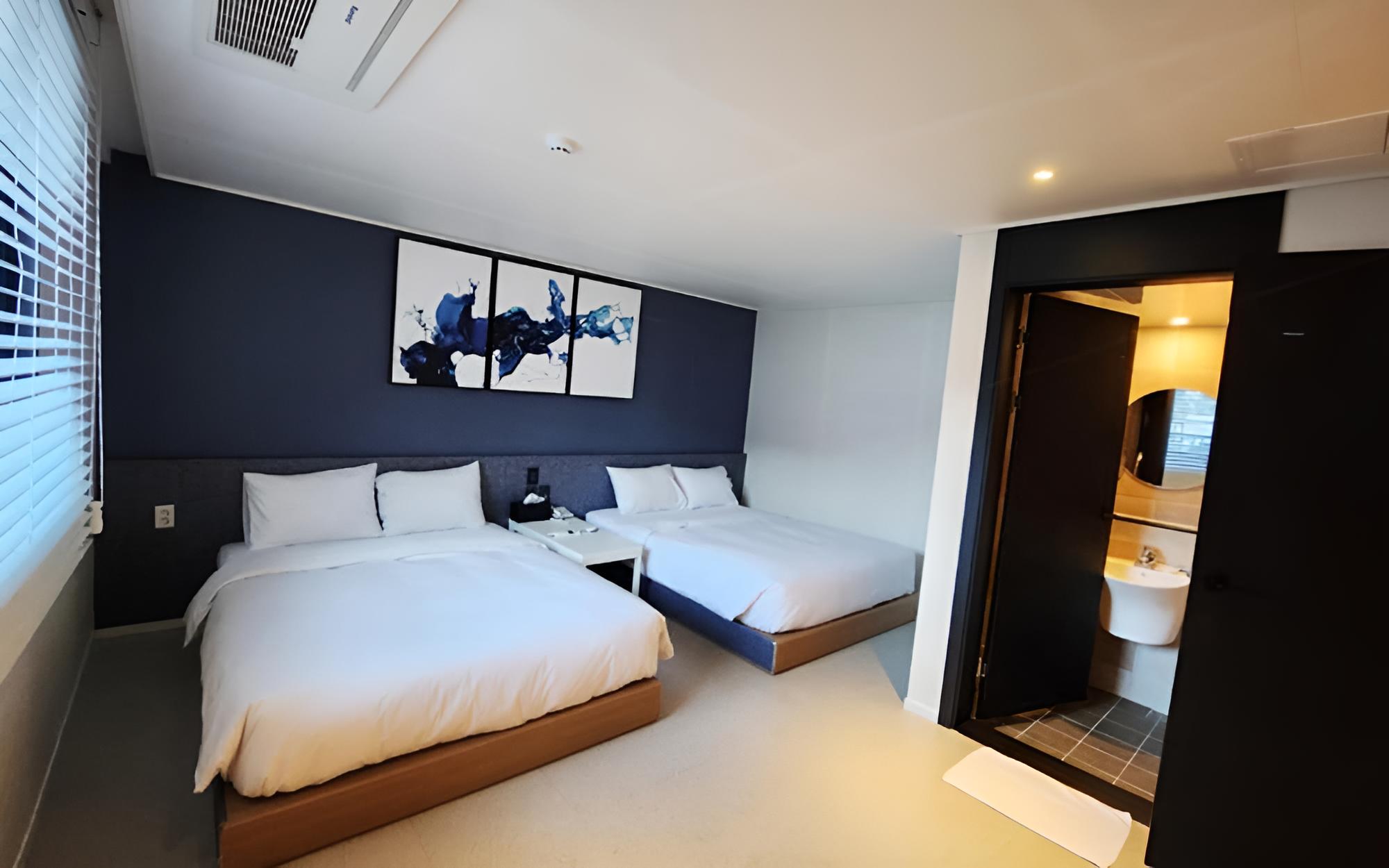 Room (Family Room B (bidet/hotel bedding/hi) - Photo 7