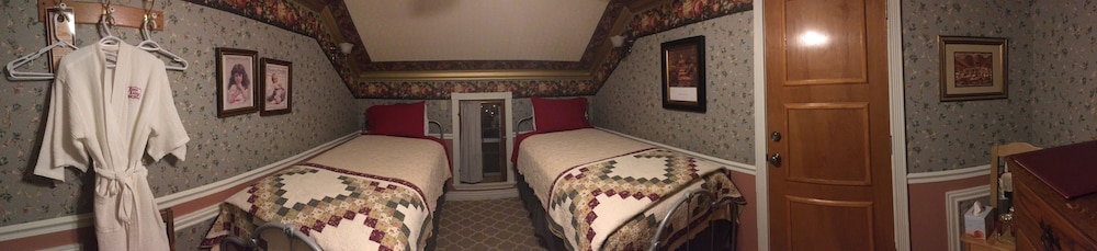 Economy Twin Room, 2 Twin Beds, Shared Bathroom, Mountain View, RM03 photo 3