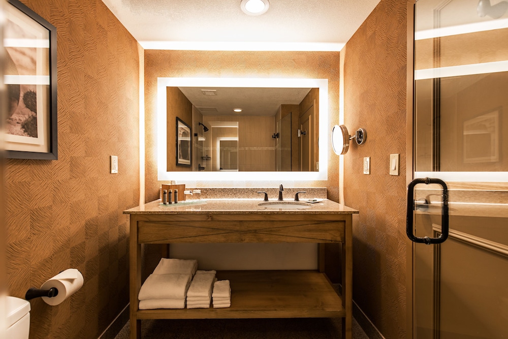 Deluxe Room, 1 King Bed, Fireplace (Deluxe King with Balcony and Fireplac) - Photo 3