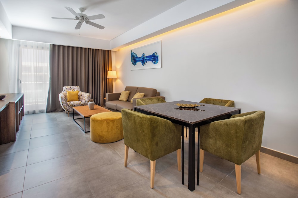 Luxury Suite - Photo 13