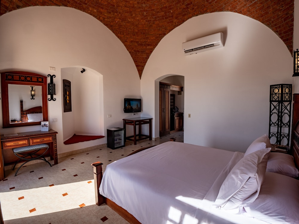 Deluxe Double or Twin Room, Sea View photo 3