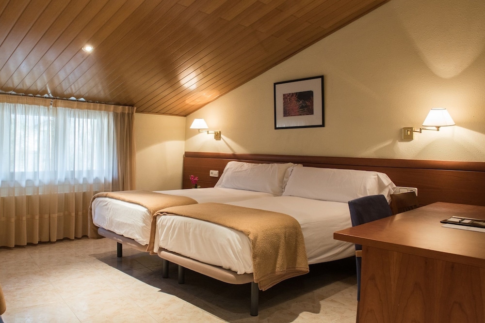 Room with Forfait included in Grandvalira, 2 Adults and 1 Child photo 3