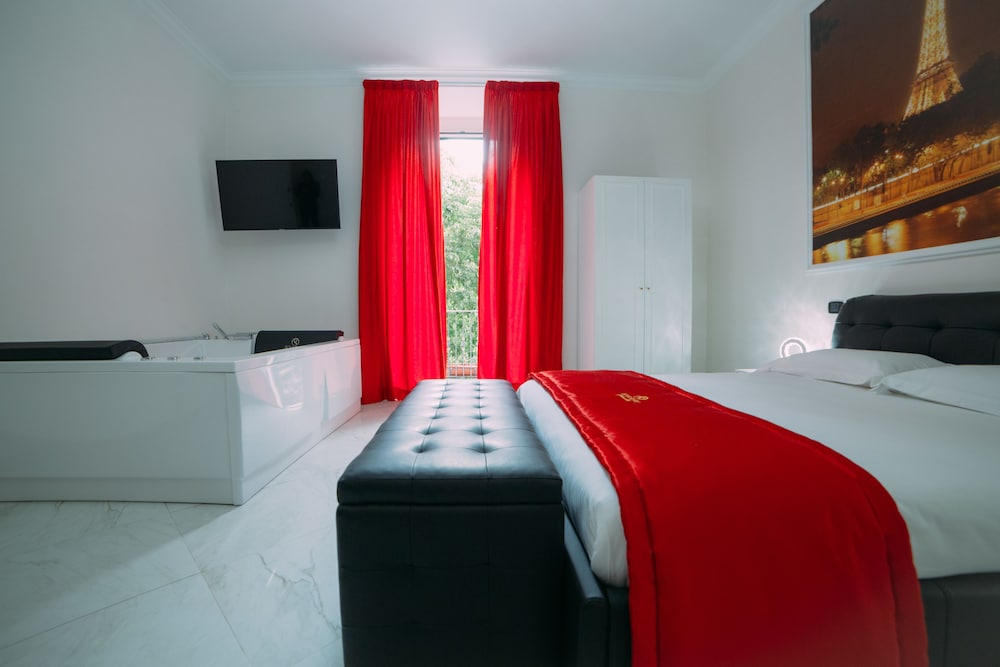 Deluxe Suite, Jetted Tub, City View