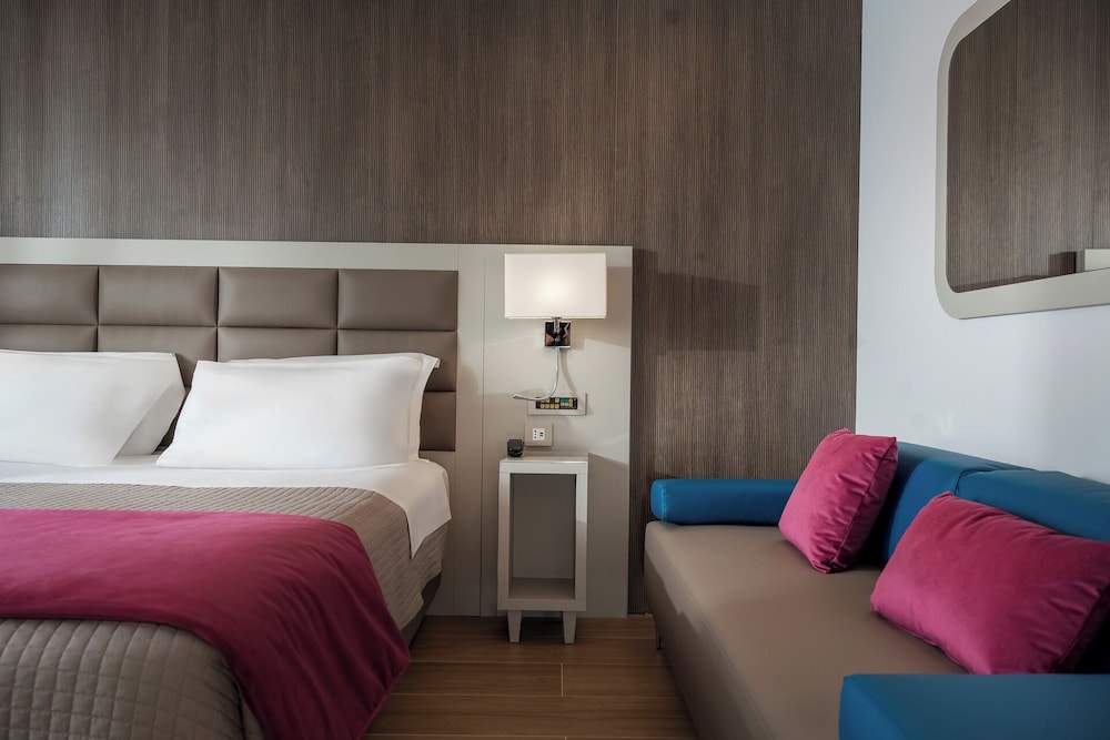 Deluxe Double or Twin Room - Photo 12