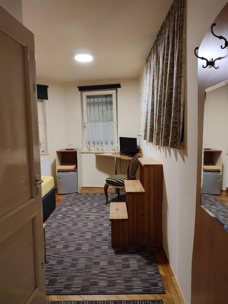 Economy Double Room photo 3