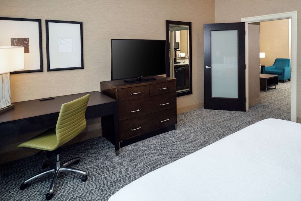 Premium Suite, 1 King Bed with Sofa bed, Non Smoking, Refrigerator & Microwave - Photo 4