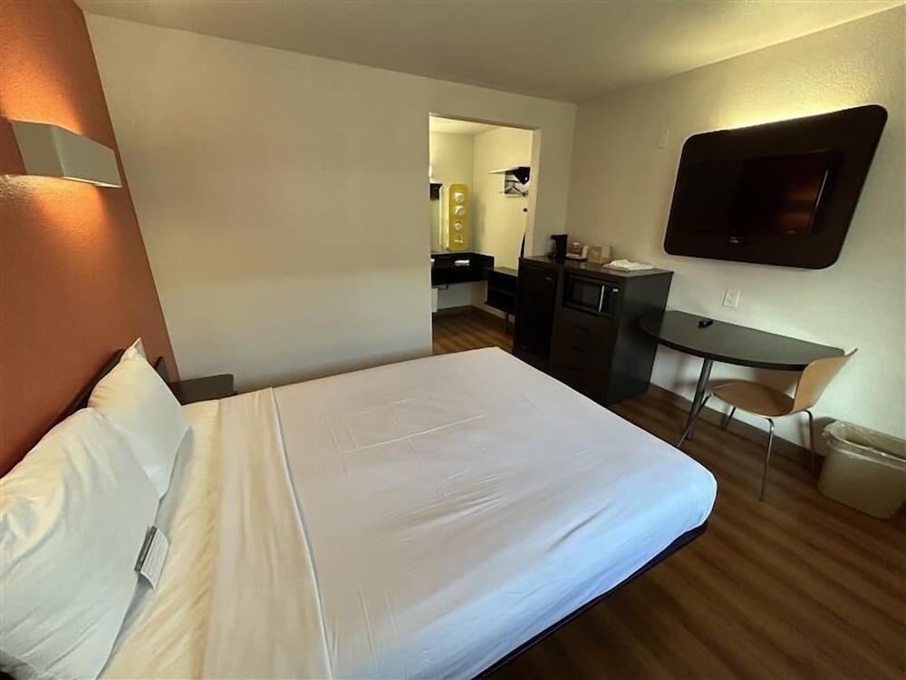 Standard Suite, 1 Queen Bed, Smoking, Refrigerator & Microwave - Photo 3