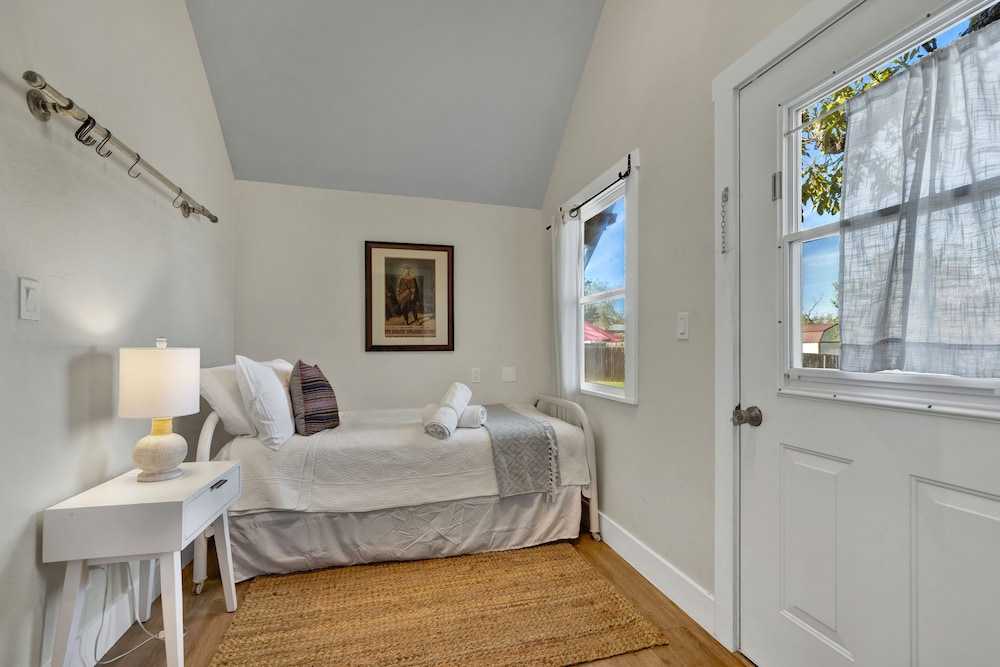 House, Multiple Beds, Patio, City View (614 Fulton St.)