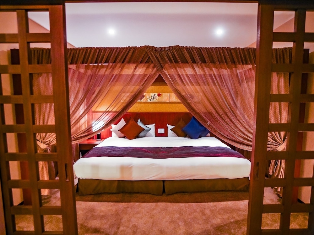 Royal Suite, 1 Bedroom, Private Bathroom, Ocean View - Photo 2