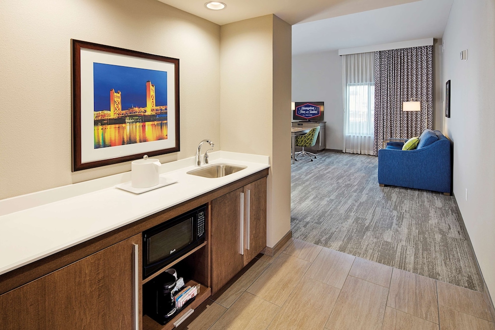 Studio, 2 Queen Beds, Accessible (Mobility & Hearing, Roll-in Shower) photo 3