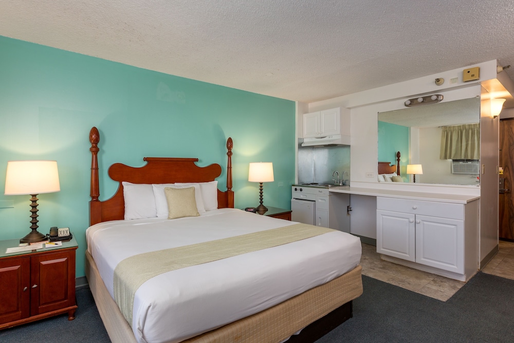 Studio, 1 King Bed, Kitchenette photo 3