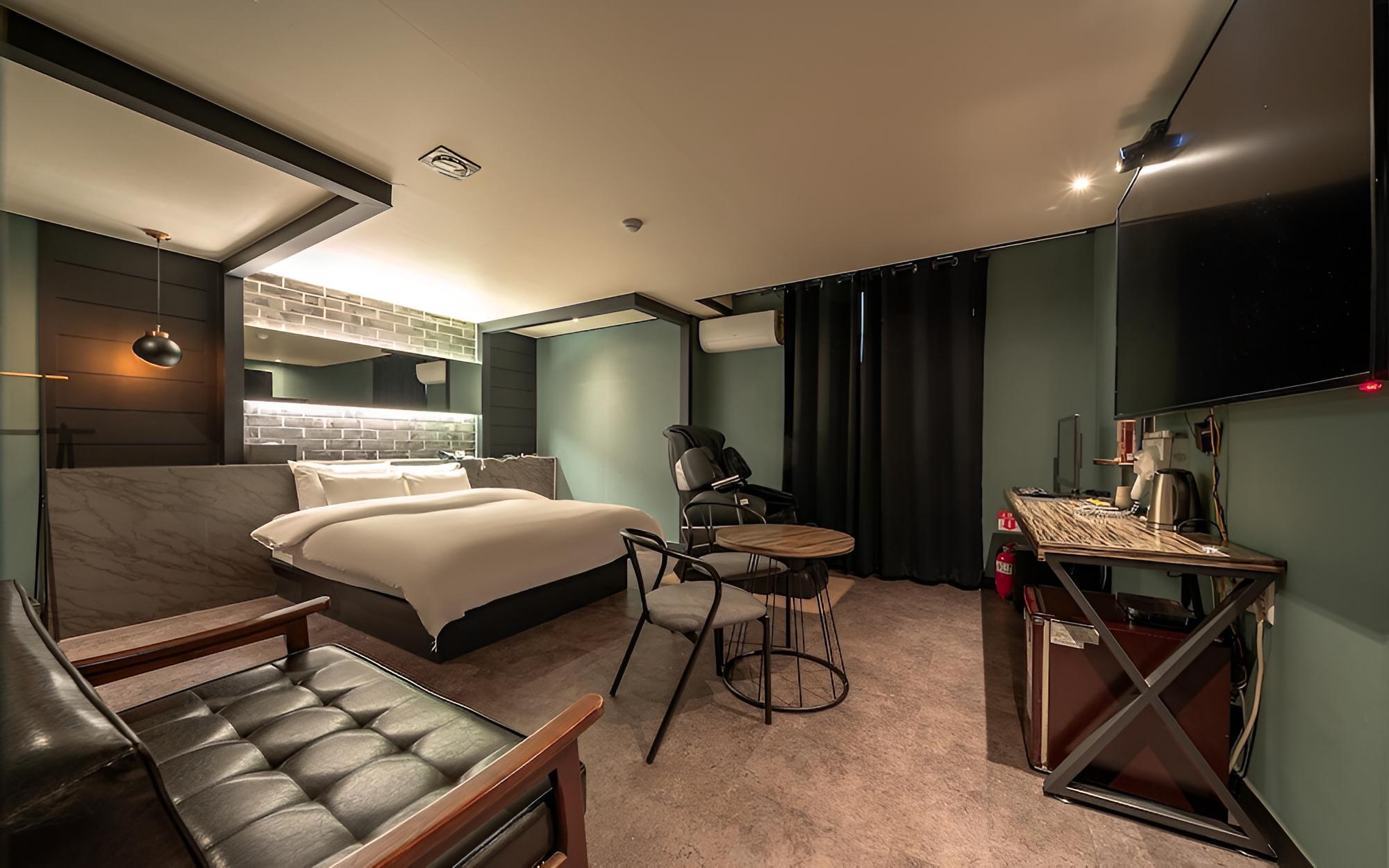 Room (Deluxe/OTT movie (75-inch TV/massage ) photo 3