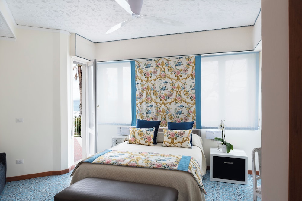 Basic Triple Room, Mixed Dorm, Sea View photo 1