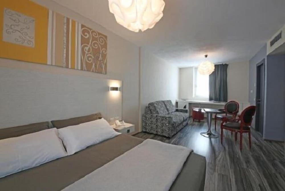 Double Room, 1 Queen Bed photo 3