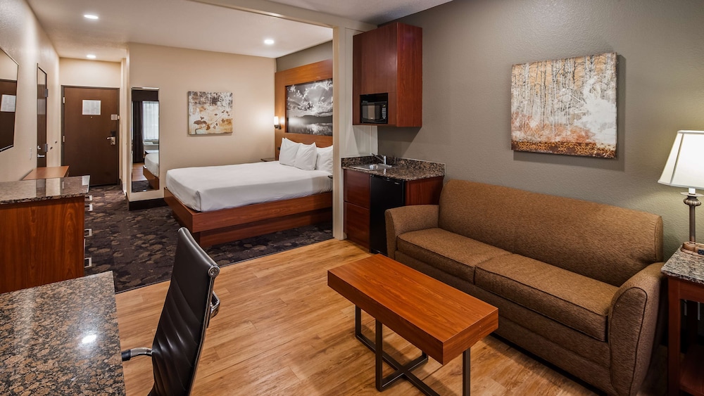 Standard Room, 1 King Bed, Accessible, Refrigerator & Microwave photo 1