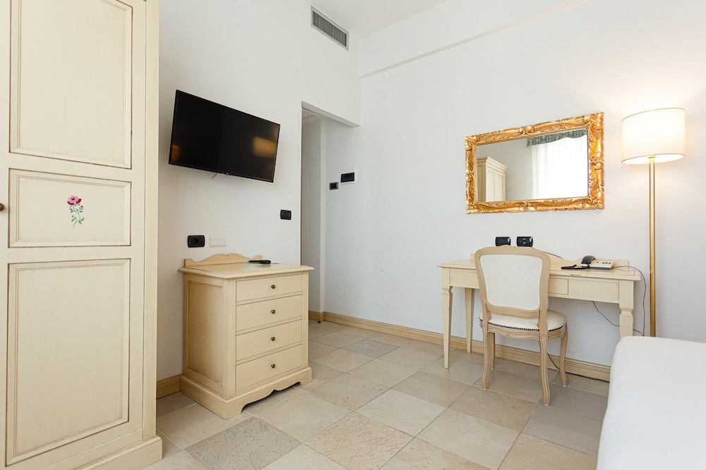 Standard Double or Twin Room - Photo 2
