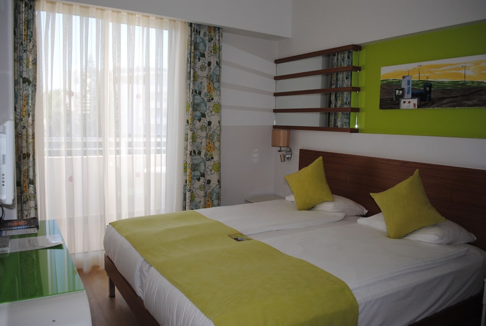 Standard Room, Pool View photo 1
