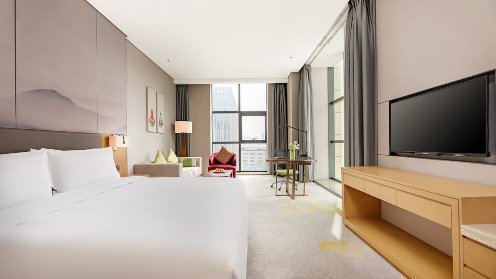 Standard Room, 1 King Bed, River View (High Floor) photo 2