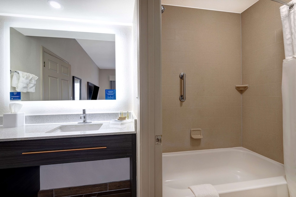 Suite, Accessible, Non Smoking - Photo 20
